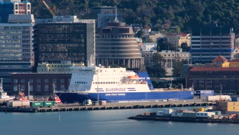 Die-Passagierfähre-Bluebridge-Liegt-In-Der-Hauptstadt-Wellington,-Neuseeland,-Aotearoa,-Mit-Blick-Auf-Die-Stadtlandschaft-Des-Parlamentarischen-Bienenstocks-Und-Der-CBD-Gebäude