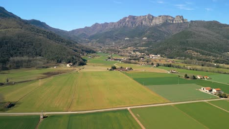 Impresionantes-Vistas-Aéreas-De-Campos-De-Agricultura-Ecológica-Y-Granjas-De-Animales-En-La-Provincia-De-Girona-España-La-Garrotxa-Día-Soleado