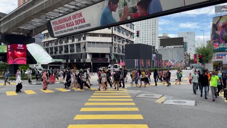 Los-Peatones-Se-Pelean-Cruzando-En-La-Famosa-Intersección-De-Estilo-Shibuya-En-Bukit-Bintang,-Kuala-Lumpur,-Malasia