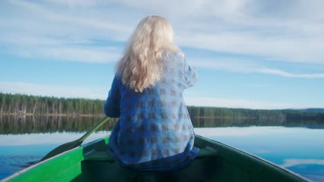 Person-In-Einem-Kanu-Paddelt-Auf-Einem-See-In-Der-Sonne