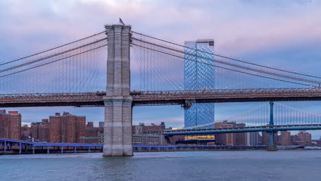Zeitraffer-Der-Brooklyn-Bridge-Und-Der-Manhattan-Bridge-Am-Späten-Nachmittag-Mit-Einem-Wechselnden-Bewölkten-Himmel