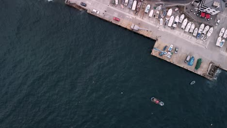 Freizeitboote-Auf-Der-Werft-Im-Hafen-Von-Caion-Beach-In-Coruna,-Spanien