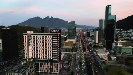 Vista-Aerea-Hacia-El-Condominio-Latitud,-Colorido-Atardecer-En-Monterrey,-Mexico