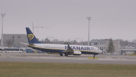Kamerafahrt-Des-Ryanair-Flughafens,-Der-An-Einem-Bewölkten-Tag-Auf-Dem-Flughafen-In-Danzig-Rollt