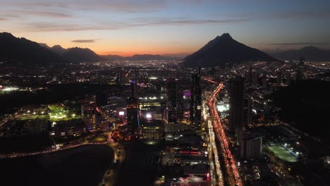 Nachtbeleuchtete-Skyline-Von-San-Pedro-Garza-Garcia,-Monterrey,-Dämmerung-In-Mexiko---Luftaufnahme