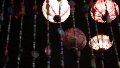 Wunderschöner-Chinesischer-Laternenlampenschirm-Im-Orientalischen-Stil-Hinter-Einem-Perlenvorhang-In-Einem-Interieur-Im-Orientalischen-Stil