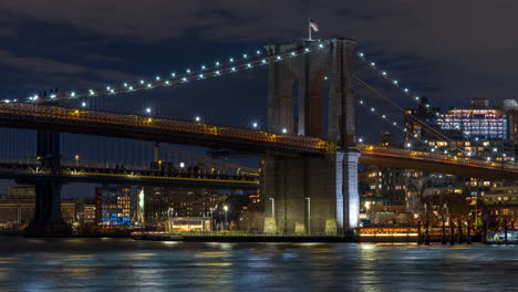 Zeitraffer-Der-Brooklyn-Bridge-Bei-Nacht-Mit-Bewölktem-Himmel-Und-Blick-Auf-Den-Fähranleger-Von-Dumbo
