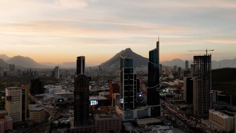 Luftaufnahme-über-Einem-Hochhaus-In-San-Pedro-Garza-Garcia,-Abend-In-Monterrey,-Mexiko