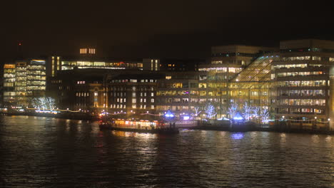 Panoramic-Reveal-Of-Iconic-London-Tower-Bridge-Across-River-Thames-At-Night-In-The-UK