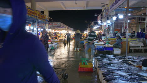 Größter-Fischereihafen-Tho-Quang-Am-Frühen-Morgen-Mit-Ausstellung-Von-Frischem-Tropischem-Fisch-Zum-Verkauf,-Vietnam