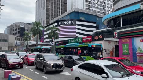 Vista-Panorámica-De-La-Escena-De-La-Calle-Con-Tráfico-Congestionado-A-Lo-Largo-De-Bukit-Bintang,-Kuala-Lumpur,-Malasia