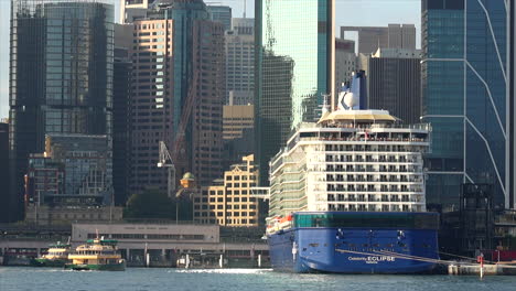Großes-Kreuzfahrtschiff-Angedockt-Am-Circular-Quay,-Australien