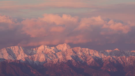 Die-Berge-Von-Santa-Monica-Sind-Bei-Sonnenuntergang-Mit-Schnee-Bedeckt