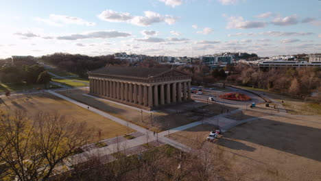 Eine-Luftdrohnenaufnahme-Des-Parthenons-Im-Centennial-Park-Zur-Goldenen-Stunde