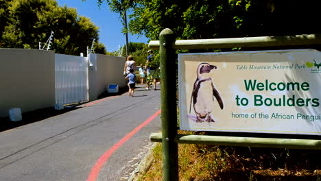 Tablero-De-Bienvenida-A-Boulders-Beach-Con-Su-Colonia-De-Pingüinos,-Simon&#39;s-Town