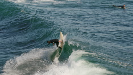 Surfista-Hace-Un-Giro-En-La-Tabla-De-Surf-En-Santa-Cruz,-Ca