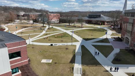Nach-Oben-Geneigte-Luftaufnahmen-Zeigen-Einen-Begehbaren-College-Campus-In-Amerika