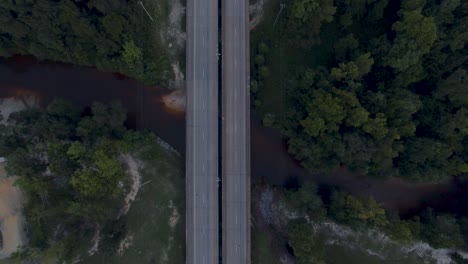 Autos-Fahren-Auf-Einer-Ländlichen-Zweispurigen-Straßenbrücke-über-Einen-Kleinen-Fluss