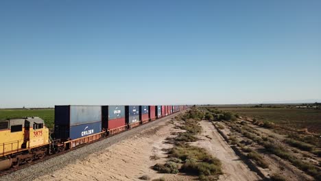 Tren-Conduciendo-Por-El-Desierto-Hd