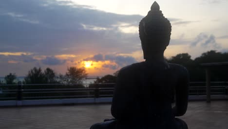 Sonnenaufgang-Buddha-Statue-In-Phuket,-Thailand,-Kap-Panwa