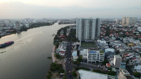 Luftaufnahme-Der-Skyline-Von-Bezirk-2-Thao-Dien-In-Ho-Chi-Minh-Vietnam-Bei-Sonnenuntergang-Entlang-Des-Saigon-Flusses