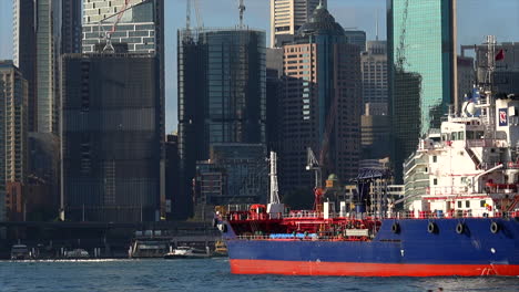 Un-Buque-Cisterna-De-Combustible-Se-Acerca-A-Circular-Quay-Para-Repostar-Un-Crucero-En-El-Puerto-De-Sydney,-Australia