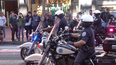 Motocicletas-De-La-Policía-Responden-A-La-Llamada