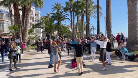 Baile-De-Sardanas-En-Cataluña-Baile-Folclórico-Histórico-Cultural-Típico-En-La-Plaza-De-Sitges-Con-Música-En-Vivo