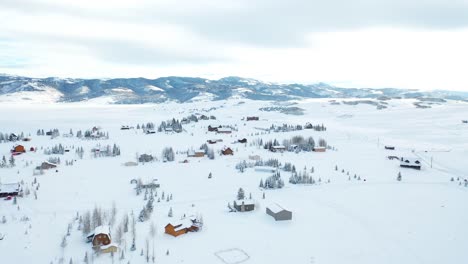 Luftdrohnenaufnahme-Des-Winterparadieses-In-Den-Bergen-Von-Utah