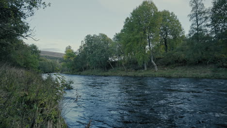 Der-Fluss-Avon-Fließt-An-Einem-Herbstabend-Im-Schottischen-Hochland
