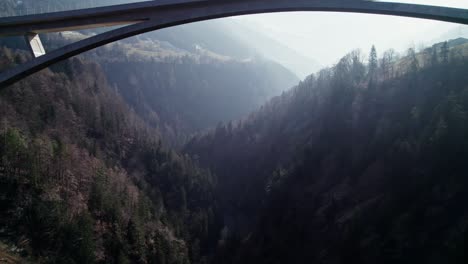 Luftflug-Unter-Der-Tamina-Brücke-Zwischen-Bewaldeten-Tälern,-Die-In-Der-Morgensonne-In-Der-Region-St.-Gallen-In-Der-Schweiz-Getaucht-Sind