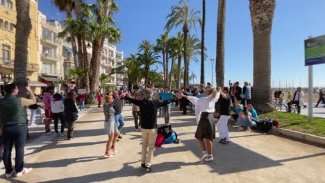 Sardana-Tanz-In-Katalonien,-Typischer-Kulturhistorischer-Volkstanz-Auf-Dem-Platz-Von-Sitges-Mit-Live-Musik