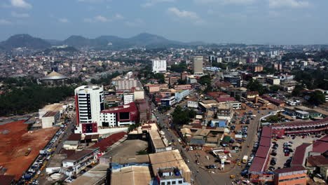 Vista-Aérea-Sobre-El-Paisaje-Urbano-De-Centre-Ville,-Yaundé,-Soleado-Camerún,-áfrica