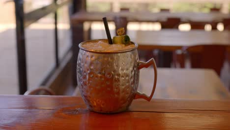 Bebida-Servida-En-Un-Vaso-De-Metal-Frío-Con-Pepinos-Y-Limón