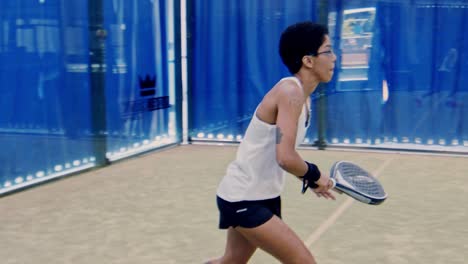 Ein-Paar-Frauen-Spielen-Paddle-Tennis-In-Zeitlupe-Und-Schlagen-Den-Ball-Mit-Dem-Schläger-In-Zeitlupe