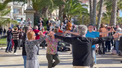 Baile-De-Sardanas-En-Cataluña-Baile-Folclórico-Histórico-Cultural-Típico-En-La-Plaza-De-Sitges-Con-Música-En-Vivo