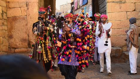 Pocos-Gaiteros-Caminan-Frente-Al-Paseo-Ceremonial-Patrimonial-En-El-Festival-Del-Desierto