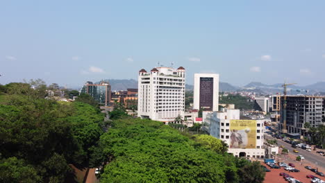 Luftaufnahme-Des-Hilton-Hotels-Im-Sonnigen-Yaoundé,-Kamerun-–-Aufsteigend,-Geneigt,-Drohnenaufnahme