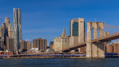 Zeitraffer-Der-Brooklyn-Bridge-Und-Des-FDR-Drive-Mit-Blick-Auf-Die-Innenstadt-An-Einem-Sonnigen-Tag