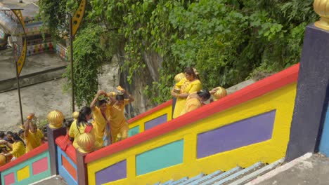 Peregrinos-En-Las-Escaleras-Durante-Los-Festivales-De-Thaipusam-En-Las-Cuevas-De-Batu-En-Kuala-Lumpur,-Malasia