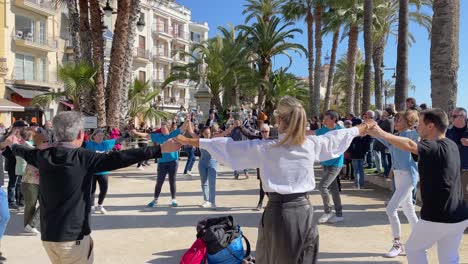 Sardana-Tanz-In-Katalonien,-Typischer-Kulturhistorischer-Volkstanz-Auf-Dem-Platz-Von-Sitges-Mit-Live-Musik