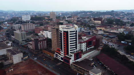 Luftaufnahme-Vor-Dem-Gebäude-Der-Generaldelegation-Für-Steuern,-Im-Bewölkten-Yaoundé,-Kamerun,-Afrika