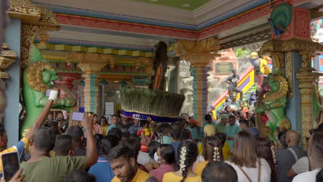 Kavadi-Hinduistischer-Pilger-Tanzt-Während-Des-Thaipusam-In-Den-Batu-Höhlen-In-Kuala-Lumpur,-Malaysia