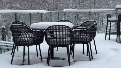 Tisch-Und-Stühle-Mit-Schnee-Bedeckt