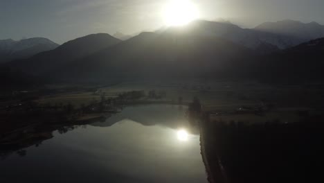 Luftaufnahme-Von-Rechts-Nach-Links-über-Einem-Alpensee-Am-Frühen-Morgen