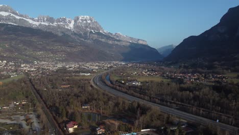 Luftaufnahme-Der-Transportlinien-Im-Arve-Tal,-Haute-Savoie,-Frankreich