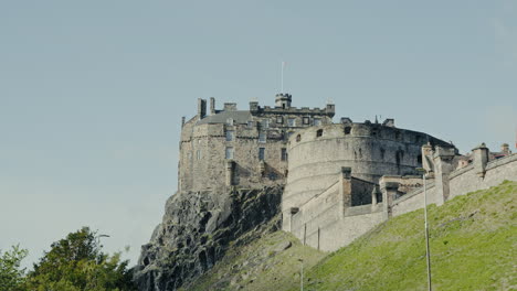 Edinburgh-Castle-Von-Unten-An-Einem-Sonnigen-Tag