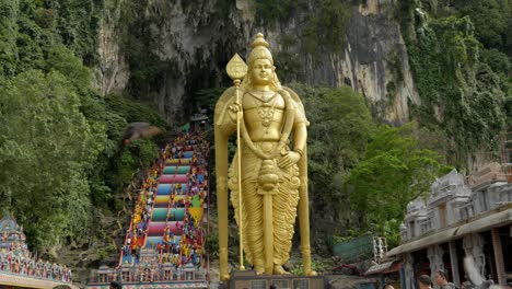 Lord-Murugan-Goldstatue-In-Thaipusam-Bei-Batu-Caves-Kuala-Lumpur-Malaysia-Buntes-Festival