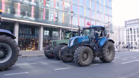 Panning-shot-of-farmers-protesting-against-the-Flemish-government's-measures-to-cut-down-nitrogen-emissions---Brussels,-Belgium
