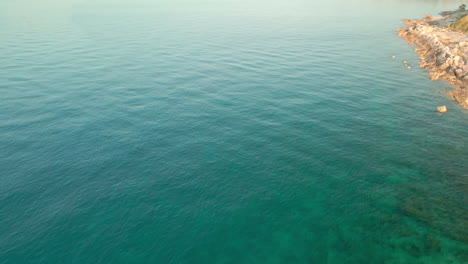 Idyllisches-Meer-Mit-Türkisfarbenem-Wasser-An-Der-Nordküste-Kroatiens-Im-Sommer